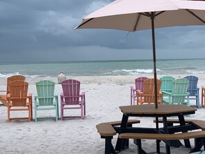 Plage à proximité, chaises longues, serviettes de plage