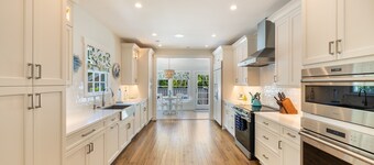 Historic MamaDear House, Boca Grande Island w/private pool, 5min stroll to beach