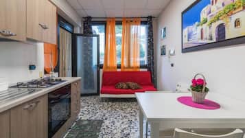 Jääkaappi, mikroaaltouuni, uuni, liesi