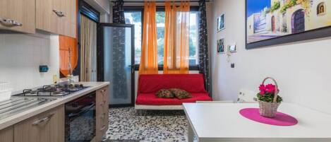 Jääkaappi, mikroaaltouuni, uuni, liesi