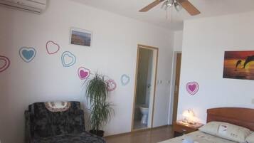 1 slaapkamer, een strijkplank/strijkijzer, gratis wifi, beddengoed