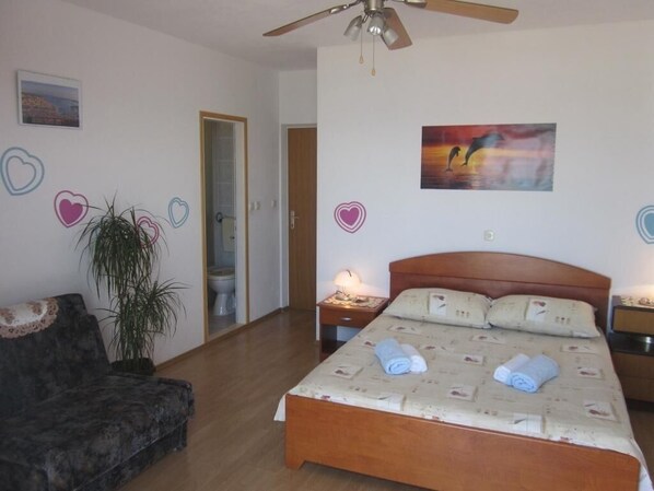 1 habitación, tabla de planchar con plancha, wifi gratis y ropa de cama 