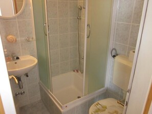 Dusche, Haartrockner, Handtücher