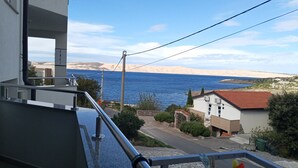 A balcony with a view of the sea and sand dunes. - Wohnung Tonka für Einen Ruhigen Urlaub am Meer und Bergen (Karlobag, Cesarica, Ribarica)