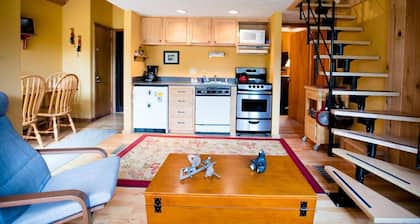 Cozy cabin in Canaan Valley-minutes from slopes.