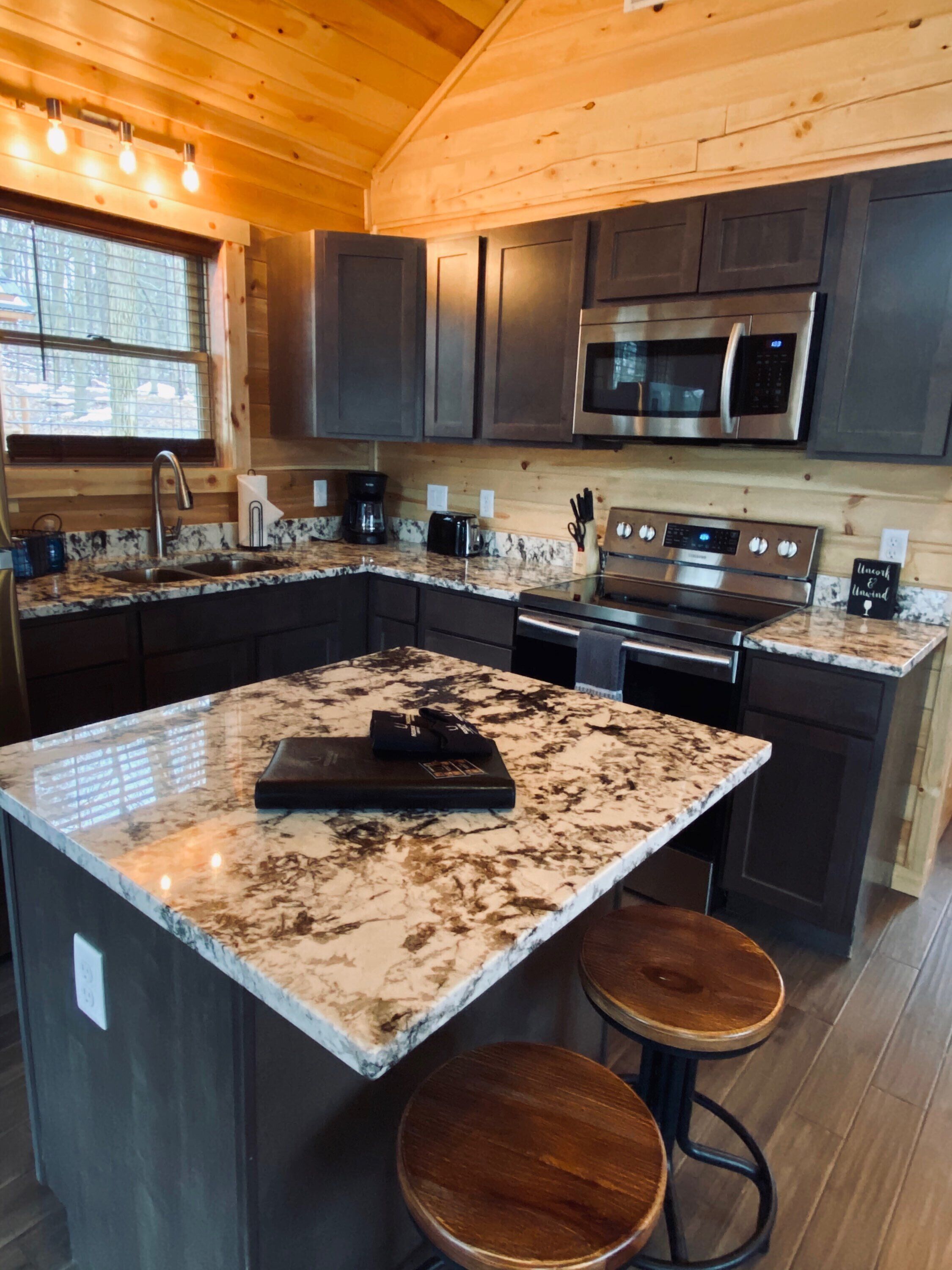 Riesling Cabin ~ Prime Hocking Hills > Firepit, Hot Tub, Wifi, fishing!