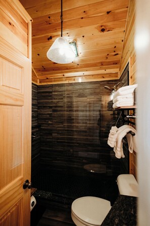 Combined shower/tub, towels