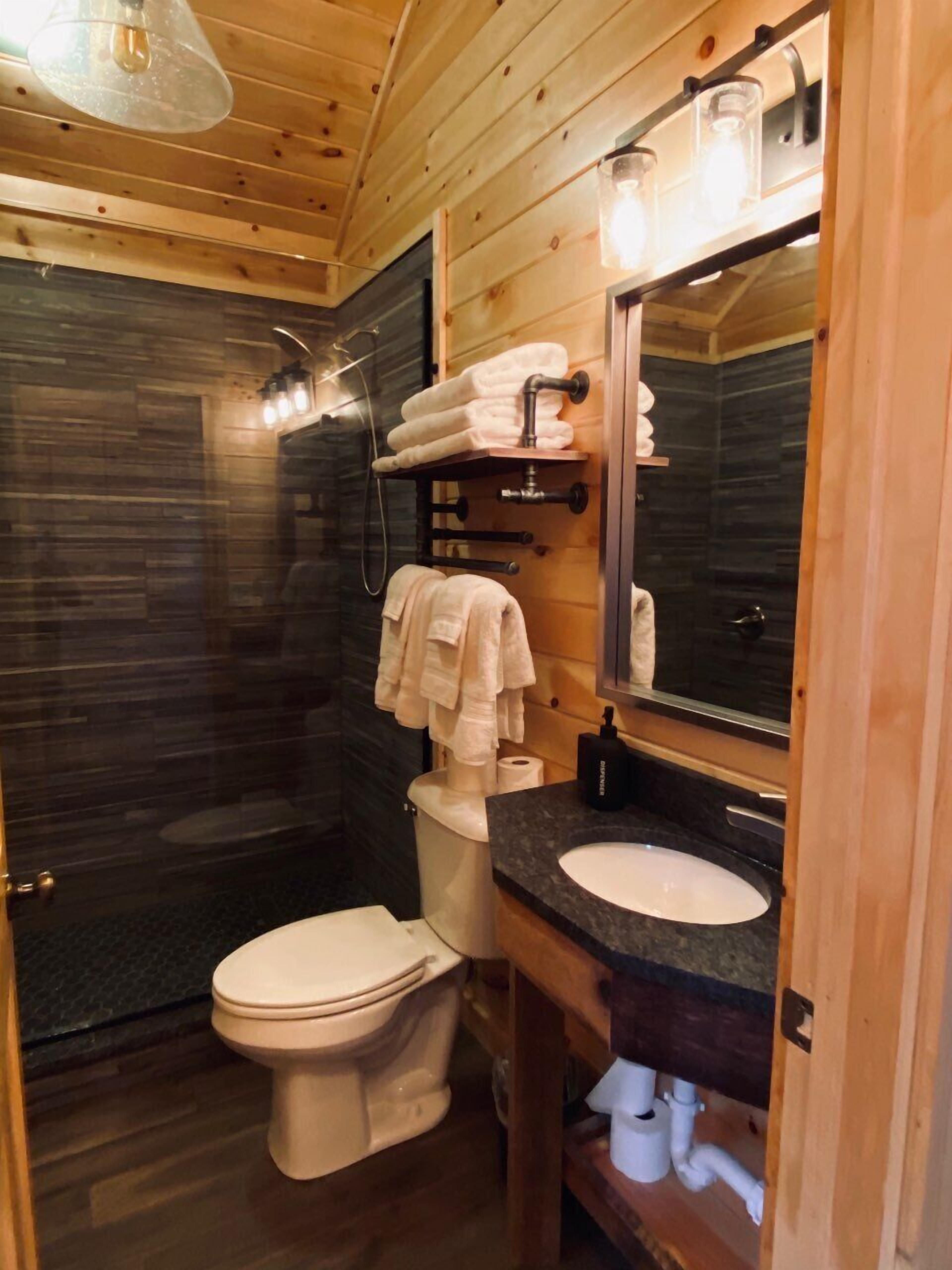 Riesling Cabin ~ Prime Hocking Hills > Firepit, Hot Tub, Wifi, fishing!