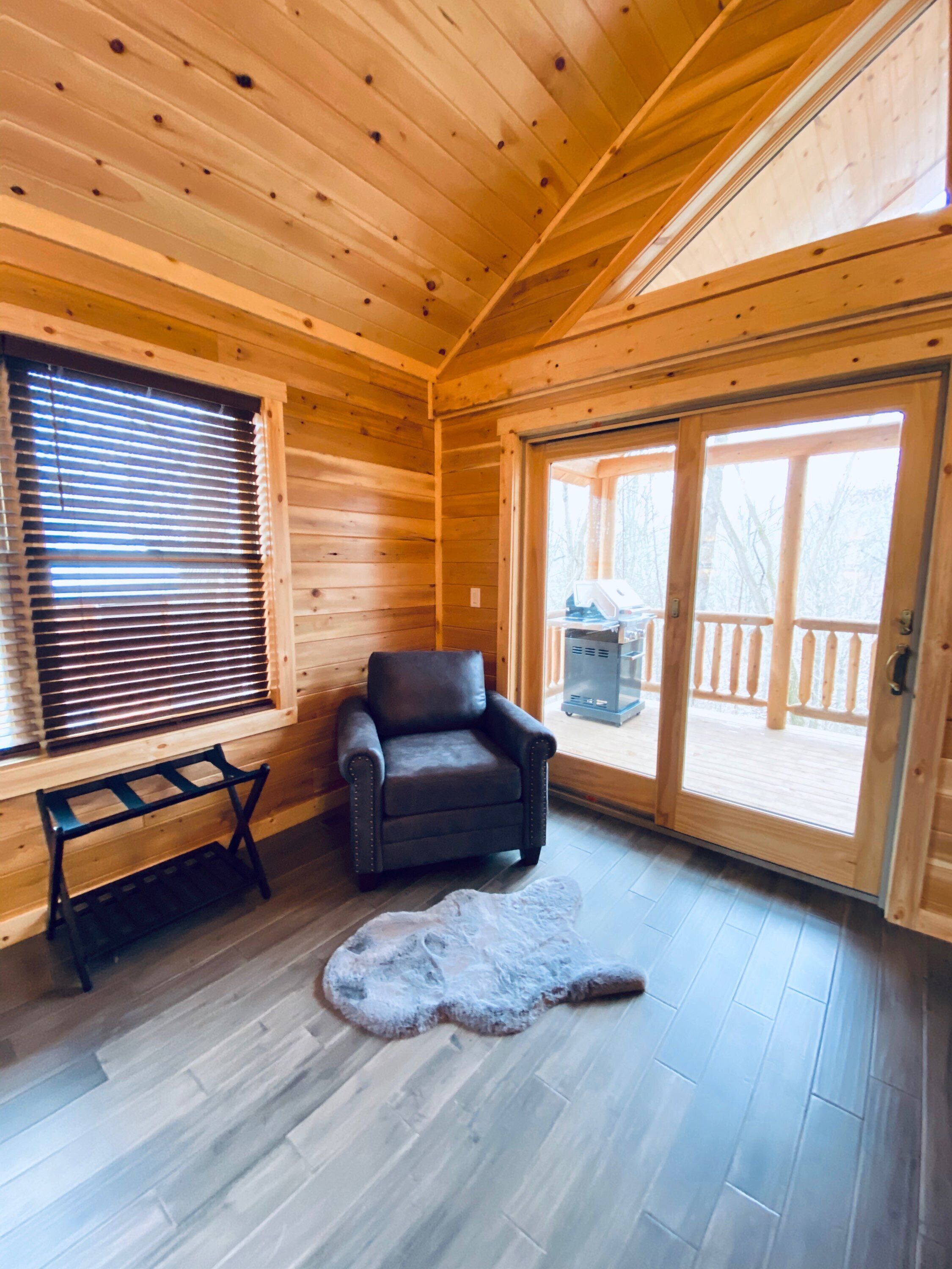 Riesling Cabin ~ Prime Hocking Hills > Firepit, Hot Tub, Wifi, fishing!