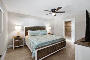 4 habitaciones, escritorio y tabla de planchar con plancha