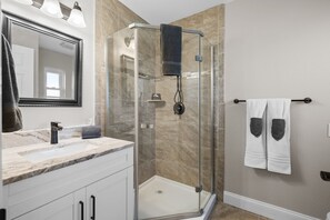 Combined shower/bathtub, hair dryer, towels, soap - Villa Temple Del Sol.. 803 Montclaire Ct Your water front get away (Cape Coral)