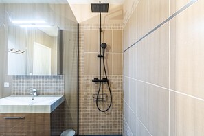 Dusche, Haartrockner, Bademäntel, Hausschuhe