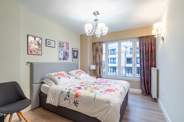 2 habitaciones, escritorio, tabla de planchar con plancha y wifi gratis