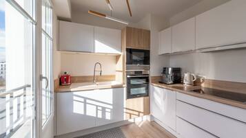 Refrigerador, microondas, horno, placa de cocina