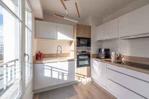 Réfrigérateur, micro-ondes, four, plaque de cuisson