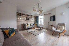 TV connectée, chaîne hi-fi, espaces bureaux