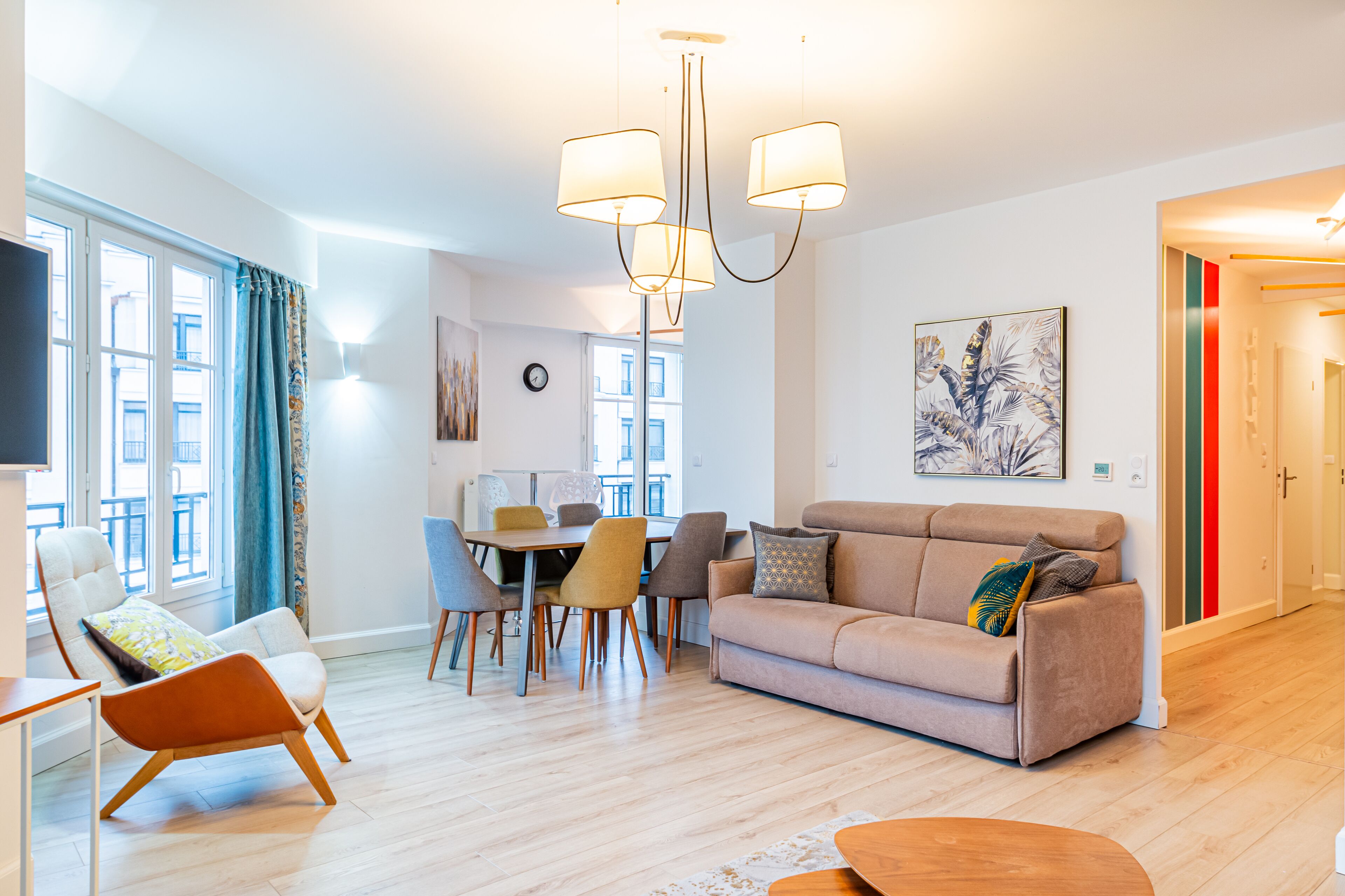 Smart-tv, een stereo en een kantoor