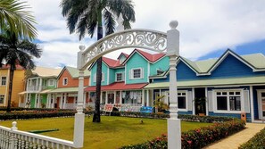A colorful building with a sign that reads "Jamaica Beach Club". - A DREAM SEA VIEW INCREDIBLE (Punta Balandra)
