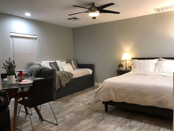 1 habitación, tabla de planchar con plancha y cuna de viaje 