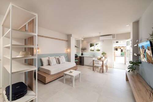 Studio appartment with patio by the coast 