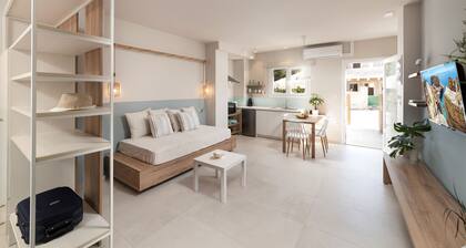 Studio appartment with patio by the coast