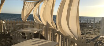 Designer apartment with private sea access 20 minutes from Rome