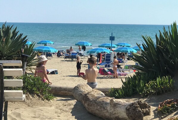 Sulla spiaggia, lettini da mare