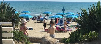 Designer apartment with private sea access 20 minutes from Rome