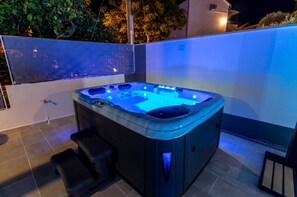 Outdoor spa tub - Apartment in Supetar with Terrace, Air condition, WIFI (3553-4) (Supetar)