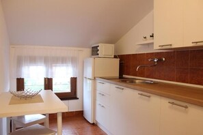 Fridge, microwave, oven, coffee/tea maker