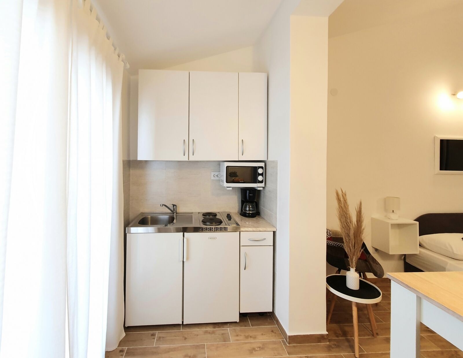 Kühlschrank, Mikrowelle, Herdplatte, Geschirrspüler