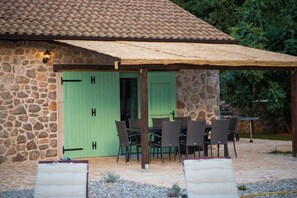 تناول الطعام بالخارج