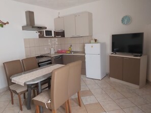 Een koelkast, een microgolfoven, een oven, een vaatwasser