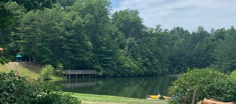 Lakeside Retreat: Explore 35 acres of wilderness and private lake, hot tub