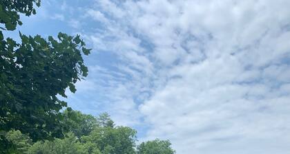 Lakeside Retreat: Explore 35 acres of wilderness and private lake, hot tub