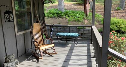 Lakeside Retreat: Explore 35 Acres and Private Lake! Hot tub Adjoining home for6