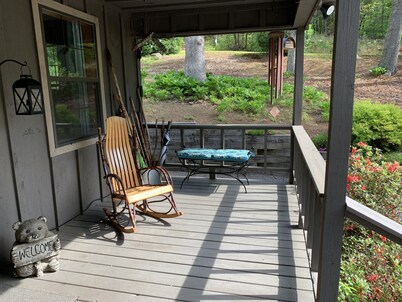 Lakeside Retreat: Explore 35 Acres of wilderness and Private Lake! Hot tub