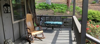 Lakeside Retreat: Explore 35 Acres of wilderness and Private Lake! Hot tub