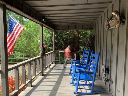 Lakeside Retreat: Explore 35 acres of wilderness and private lake, hot tub