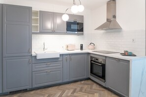 Kühlschrank, Mikrowelle, Ofen, Herdplatte