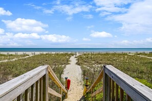 On the beach - "Alee Side" oceanfront 5 bedrooms, 4 bathrooms (Holden Beach)