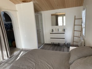 4 habitaciones, tabla de planchar con plancha y cuna de viaje 