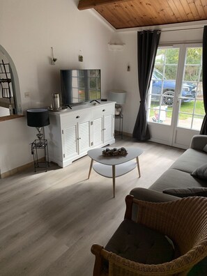 Smart TV, fireplace, books, computer monitors - Family vacation home with beach and spa (Barbâtre)