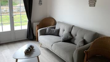 Una Smart TV, una chimenea, libros, una pantalla de ordenador