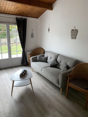 Smart TV, fireplace, books, computer monitors - Family vacation home with beach and spa (Barbâtre)