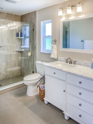 Combined shower/bathtub - Beautiful POOL HOME with open layout and a large backyard! (Largo)