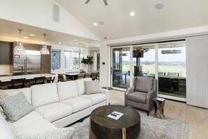 Smart TV, chimenea, estéreo