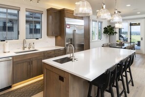 Fridge, microwave, oven, stovetop - Bend Luxury ~ golf/mtn views ~ indoor/outdoor living ~ resort amenities ~ wifi (Bend)