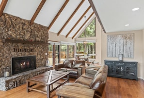 Smart TV, chimenea, futbolito y tenis de mesa