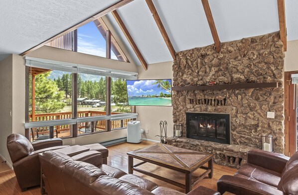 TV connectée, cheminée, baby-foot, table de tennis de table